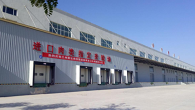 布局全省物流樞紐，充分利用已建成冷庫(kù)及冷鏈運(yùn)輸設(shè)施設(shè)備，結(jié)合區(qū)域經(jīng)濟(jì)特色，配套建設(shè)冷鏈物流設(shè)施、建立全省冷鏈中心、區(qū)域庫(kù)、分撥點(diǎn)三級(jí)物流網(wǎng)絡(luò)，形成以冷鏈集貨、精深加工、產(chǎn)品包裝、銷(xiāo)售配送、防疫消殺等為一體的冷鏈產(chǎn)業(yè)體系；積極拓展貨源，引入進(jìn)口肉類(lèi)、冰鮮水果等，滿(mǎn)足城鄉(xiāng)消費(fèi)升級(jí)和多元化需求；爭(zhēng)取納入國(guó)家級(jí)骨干冷鏈物流基地布局，促進(jìn)我省“牛羊菜果薯藥”等特色農(nóng)產(chǎn)品“走出省門(mén)，走向世界”。
