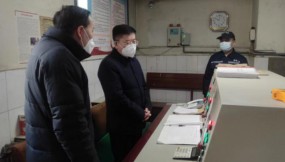  王月成、李建軍在春節(jié)期間檢查慰問