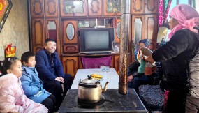  王月成在臨洮縣走訪(fǎng)慰問(wèn)結(jié)對(duì)關(guān)愛(ài)兒童